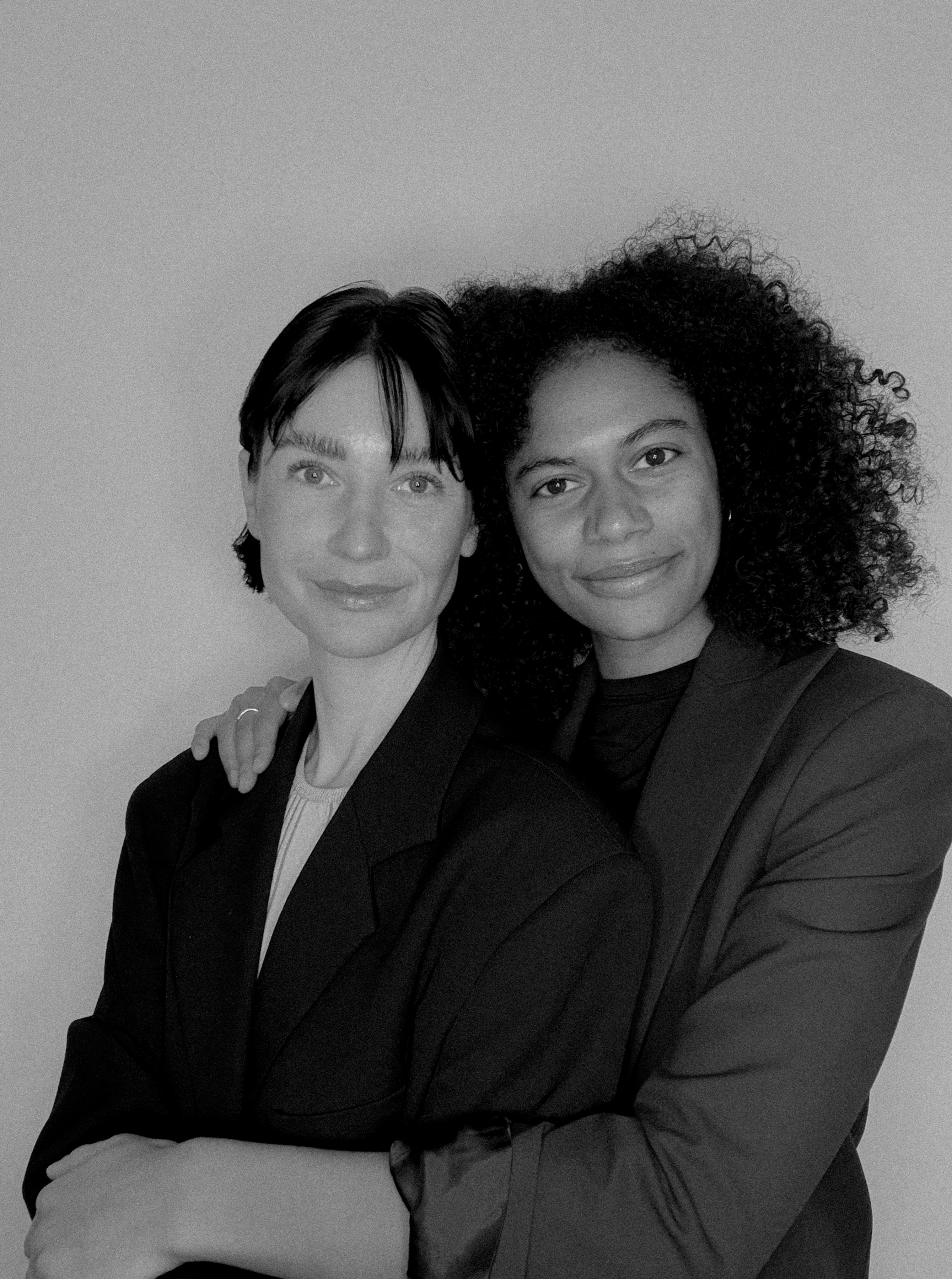 Amélie Baasner and Naïma Abt standing together, portrait photo
